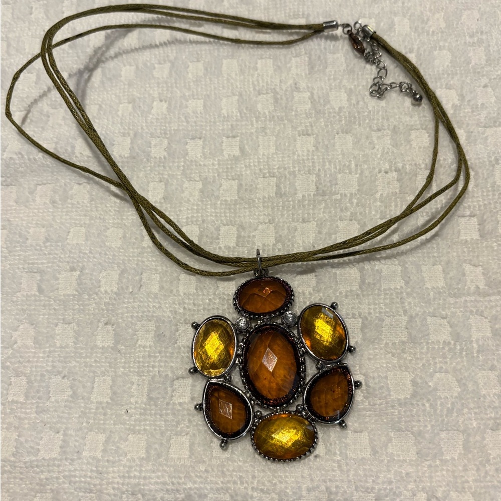 Elegant Gold Tone and Silver Tone Pendant Necklace